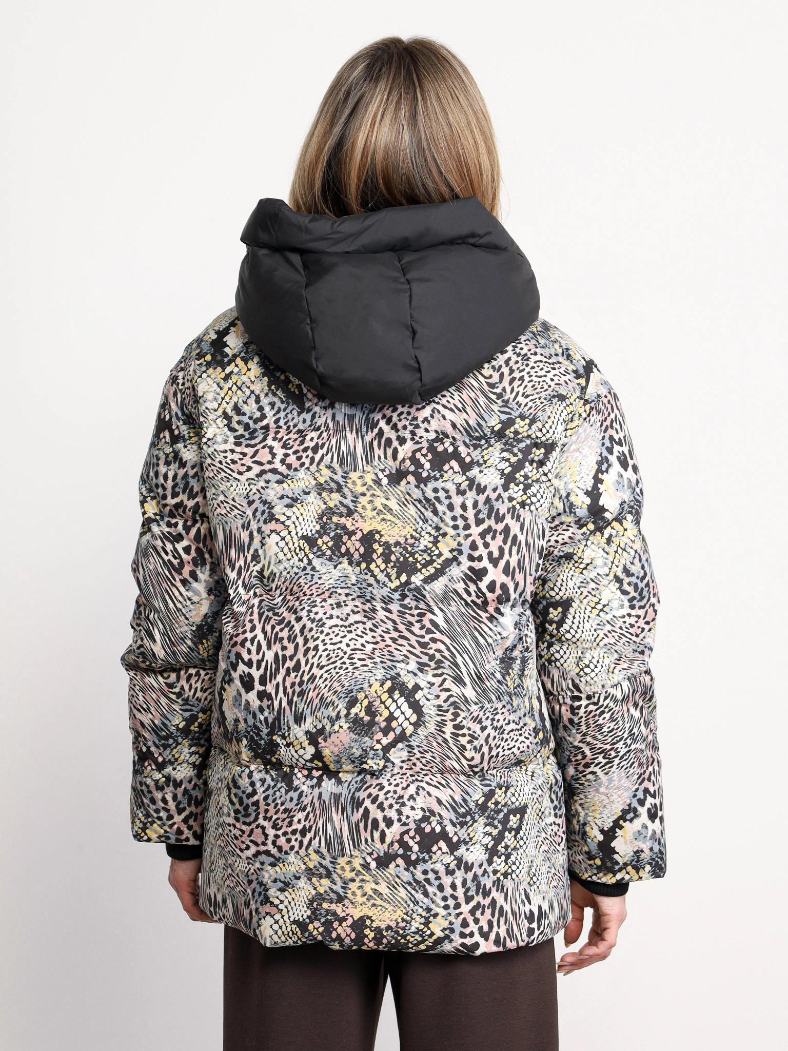 Пуховик с анималистичным принтом цвета мульти с капюшоном-манишкой